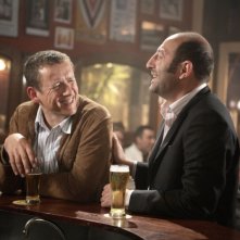 Dany Boon e Kad Merad in una scena del film Giù al nord