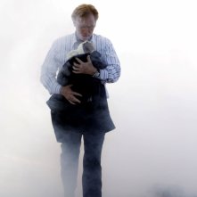 David Caruso mentre porta in salvo un neonato in una scena dell'episodio 'Gone Baby Gone' della settima stagione di CSI Miami