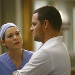 Ellen Pompeo e Justin Chambers in un momento dell'episodio 'Rise Up' della serie tv Grey's Anatomy