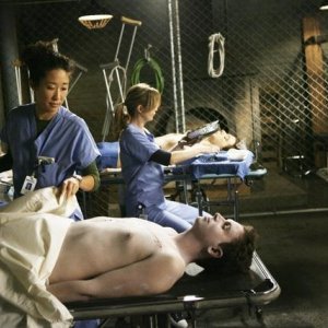 Ellen Pompeo e Sandra Oh in un momento dell'episodio 'Rise Up' della serie tv Grey's Anatomy