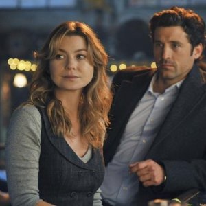 Ellen Pompeo in compagnia di Patrick Dempsey nell'episodio 'There's No 'I' in Team' della serie tv Grey's Anatomy