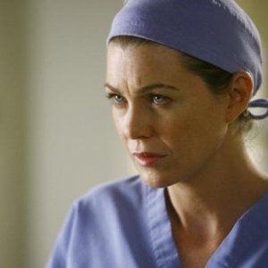 Ellen Pompeo in una sequenza dell'episodio 'Rise Up' della serie tv Grey's Anatomy