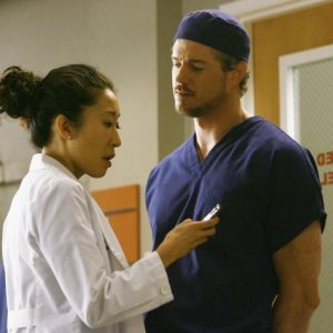 Eric Dane e Sandra Oh in un momento dell'episodio 'Rise Up' della serie tv Grey's Anatomy