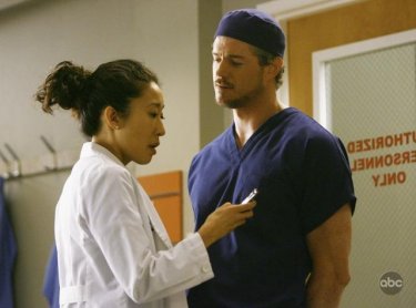 Eric Dane e Sandra Oh in un momento dell'episodio 'Rise Up' della serie tv Grey's Anatomy