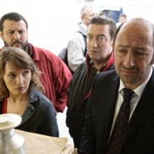 Guy Lecluyse, Anne Marivin, Kad Merad e Philippe Duquesne in una scena del film Giù al nord