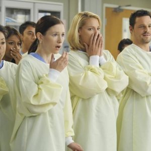 Justin Chambers  con Katherin Heigl e Sandra Oh in una scena dell'episodio 'Life During Wartime' della serie tv Grey's Anatomy