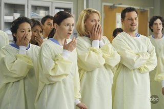 Justin Chambers con Katherin Heigl e Sandra Oh in una scena dell'episodio 'Life During Wartime' della serie tv Grey's Anatomy