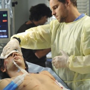 Justin Chambers in una scena dell'episodio 'Life During Wartime' della serie tv Grey's Anatomy