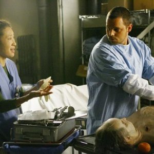 Justin Chamerbs e Sandra Oh in un momento dell'episodio 'Rise Up' della serie tv Grey's Anatomy