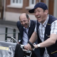 Kad Merad e Dany Boon in una scena della commedia Giù al nord