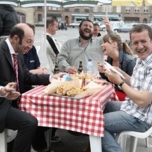 Kad Merad, Guy Lecluyse, Anne Marivin e Dany Boon in una scena del film Giù al nord