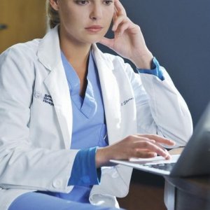 Katherine Heigl in una scena dell'episodio 'There's No 'I' in Team' della serie tv Grey's Anatomy