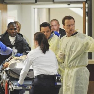 Kevin McKidd con il collega Justin Chambers nell'episodio 'Life During Wartime' della serie tv Grey's Anatomy