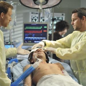 Kevin McKidd con Justin Chambers nell'episodio 'Life During Wartime' della serie tv Grey's Anatomy