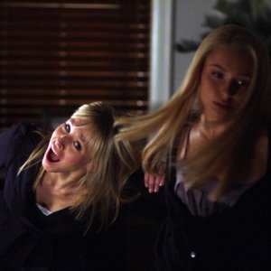 Kristen Bell ed Hayden Panettiere in un momento dell'episodio Eris Quod Sum di Heroes