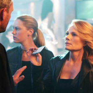 Marg Helgenberger e Lauren Lee Smith durante una scena dell'episodio 'Let it bleed' della nona stagione di CSI Las Vegas