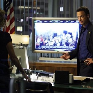 Melina Kanakaredes con il collega Gary Sinise in una scena dell'episodio 'Enough' della serie tv CSI New York