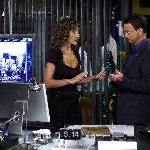 Melina Kanakaredes in compagnia di Gary Sinise in una scena dell'episodio 'Enough' della serie tv CSI New York