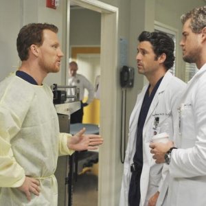 Patrick Dempsey con Eric Dane e Kevin McKidd nell'episodio 'Life During Wartime' della serie tv Grey's Anatomy