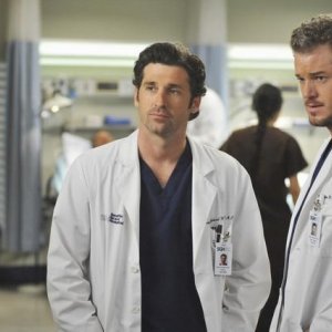 Patrick Dempsey con Eric Dane nell'episodio 'Life During Wartime' della serie tv Grey's Anatomy