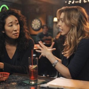 Sandra Oh ed Ellen Pompeo nell'episodio 'There's No 'I' in Team' della serie tv Grey's Anatomy