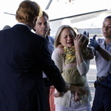 Una scena drammatica dell'episodio 'Gone Baby Gone' della settima stagione di CSI Miami, di spalle David Caruso