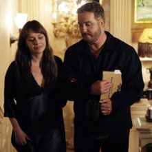 William Petersen in compagnia di Melinda Clarke nell'episodio 'Leave out all the rest' della serie CSI Las Vegas