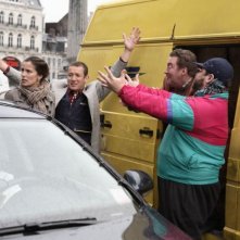 Zoe Felix, Dany Boon, Philippe Duquesne e Guy Lecluyse in una scena del film Giù al nord