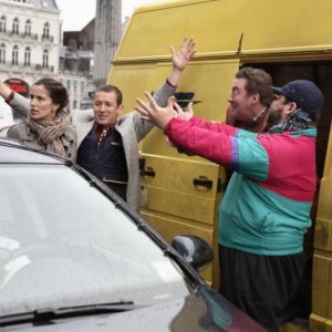 Zoe Felix, Dany Boon, Philippe Duquesne e Guy Lecluyse in una scena del film Giù al nord