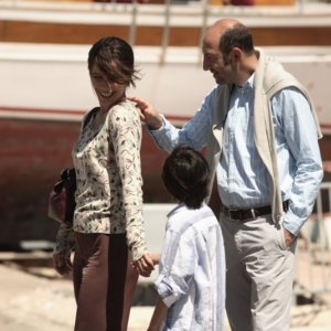 Zoe Felix e Kad Merad in un'immagine del film Giù al nord