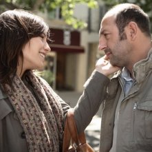 Zoe Felix e Kad Merad in una scena del film Giù al nord