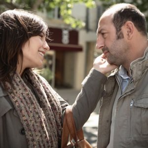 Zoe Felix e Kad Merad in una scena del film Giù al nord