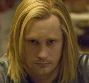 Alexander Skarsgård in una scena dell'episodio Burning House of Love della serie True Blood