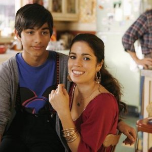 Ana Ortiz insieme a Mark Indelicato che interpreta suo figlio nella serie tv Ugly Betty, episodio: Crushed
