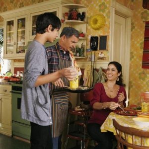 Ana Ortiz insieme a Mark Indelicato e Tony Plana nella serie tv Ugly Betty, episodio: Crushed