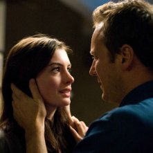 Anne Hathaway e Patrick Wilson in una scena del film Passengers