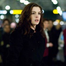 Anne Hathaway in una scena del film Passengers