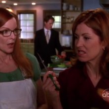 Dana Delany minaccia Marcia Cross nell'episodio 'Back in Business' della serie tv Desperate Housewives