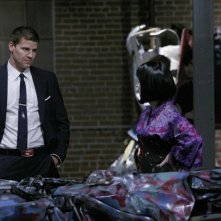 David Boreanaz con una collega durante una scena dell'episodio 'The Skull in the Sculpture' della quarta stagione di Bones