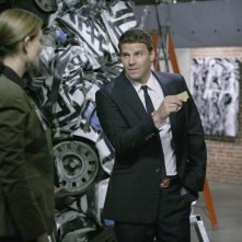 David Boreanaz E Di Spalle Emily Deschanel Durante Una Scena Dell Episodio The Skull In The Sculpture Della Quarta Stagione Di Bones 93585