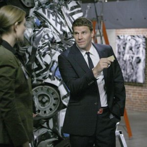 David Boreanaz e, di spalle, Emily Deschanel durante una scena dell'episodio 'The Skull in the Sculpture' della quarta stagione di Bones