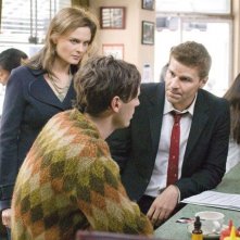 David Boreanaz insieme a Emily Deschanel  in una scena dell'episodio 'Man in the Outhouse' della quarta stagione di Bones