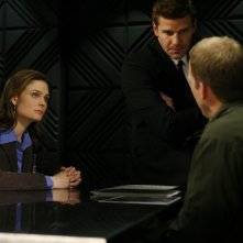 David Boreanaz insieme a Emily Deschanel mentre interrogqano un sospettato nell'episodio 'Man in the Outhouse' della quarta stagione di Bones