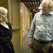 Jennifer Jason Leigh e Philip Seymour Hoffman in un'immagine del film Synecdcoche, New York