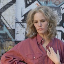 Jennifer Jason Leigh in una scena del film Synecdcoche, New York