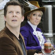 Judith Light con il collega Eric Mabius che interpreta Daniel nella serie tv Ugly Betty, episodio: Tornado Girl
