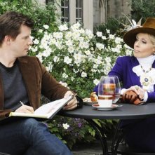 Judith Light insieme a Eric Mabius nella serie tv Ugly Betty, episodio: Tornado Girl