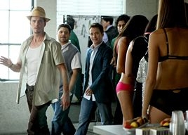 Kevin Dillon, Jerry Ferrara e Kevin Connlly una scena dell'episodio 'Gotta Look Up To Get Down ' della quinta stagione di Entourage