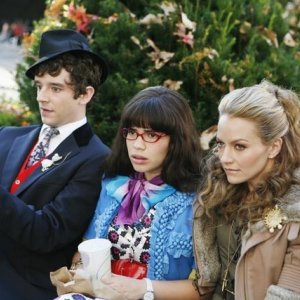 Michael Urie, Becki Newton e America Ferrera nell'episodio 'Ugly Berry' della serie tv Ugly Betty