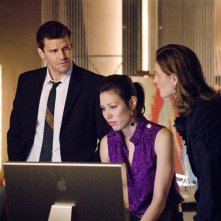 Michaela Conlin insieme a Emily Deschanel e David Boreanaz nell'episodio 'The Finger in the Nest' della quarta stagione di Bones